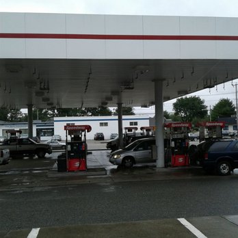 Speedway - a gas station with cars parked in the lot - Convenience Stores Near Me - Warwick, Rhode Island