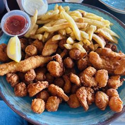 Captains platter Flounder , shrimp, scallops Captains platter Flounder , shrimp, scallops