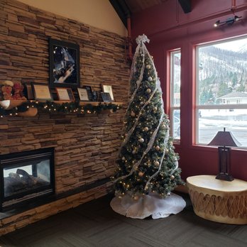 Vimy's Lounge & Grill - Christmas tree - Lounges Near Me - Waterton Park, Alberta Vimy's Lounge & Grill - Christmas tree - Lounges Near Me - Waterton Park, Alberta