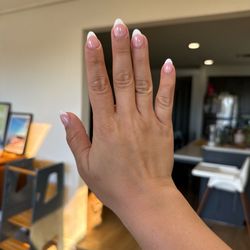Nail Pros And Spa - You can see that the index and ring finger are crooked.