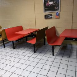 76 Truck And Auto Plaza - 3 tables in the lounge.