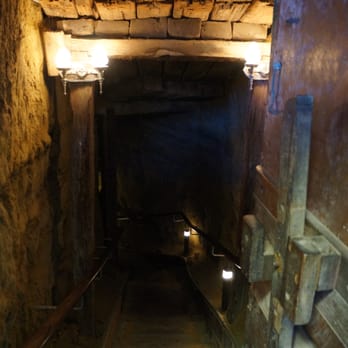 Cave Store - Entrance to the cave. - Walking Tours Near Me - La Jolla, California