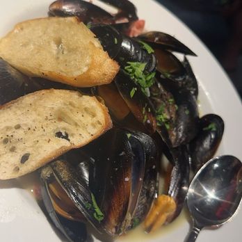 Blue Note Hawaii - Steamed muscles with Portuguese sausage broth 10/10 - Music Venues Near Me - Honolulu, Hawaii