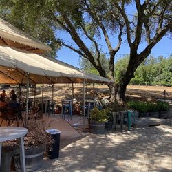 Di Arie Vineyard & Winery - Outdoor tasting area
