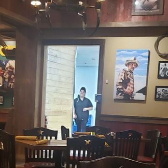 Outback Steakhouse - Staff member in the kitchen area without her mask. - Steakhouses Near Me - Arlington, Texas Outback Steakhouse - Staff member in the kitchen area without her mask. - Steakhouses Near Me - Arlington, Texas
