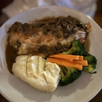 Red Rooster Bistro - New American Near Me - Cutchogue, New York