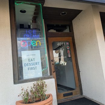 Black+White Modern Creamery - Front - Ice Cream & Frozen Yogurt Near Me - San Antonio, Texas