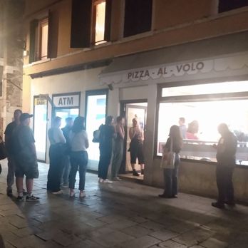 Pizza al Volo - People line up for this pizza ... - Pizza Near Me - Venezia, VE Pizza al Volo - People line up for this pizza ... - Pizza Near Me - Venezia, VE