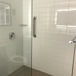 Radisson Kingswood Hotel & Suites - Showers