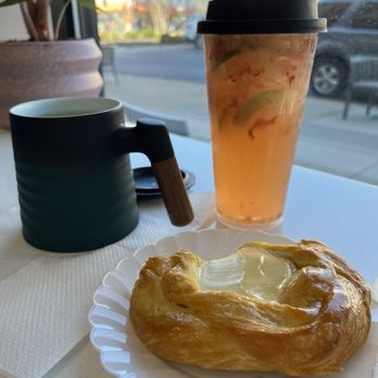 Seven TeaHouse - Strawberry lemon jasmine tea and cheese danish - Tea Rooms Near Me - Leesburg, Virginia