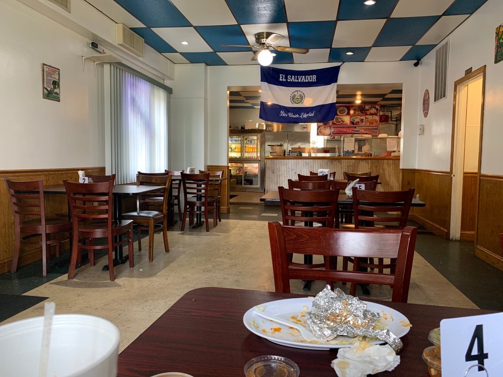 El Roble Restaurant Salvadoreño Logo