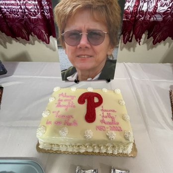 Don Giovanni's Classic Bakery - Death by Vanilla 1/4 sheet cake for my Phillies Fanatic - Bakeries Near Me - Feasterville, Pennsylvania