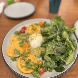 Yard & Lake - Tomato burrata salad