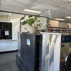 Neighborhood laundry - HELP was available when I arrived. Friendly and welcoming.