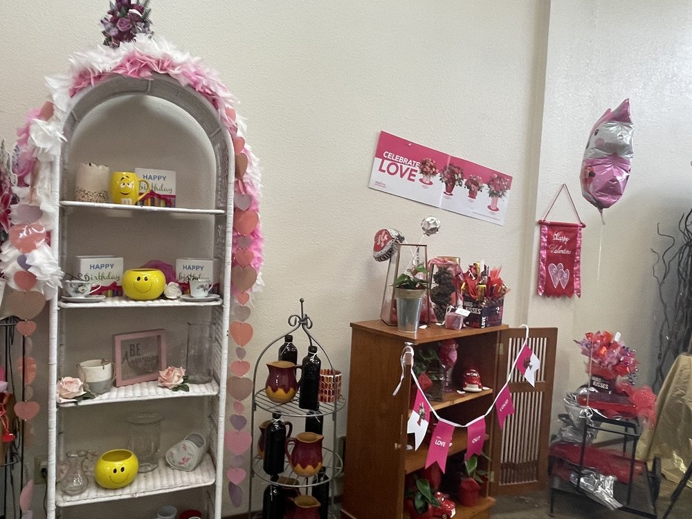 CORNERSTONE FLOWERS Updated August 2024 14 Reviews 202 1/2 N