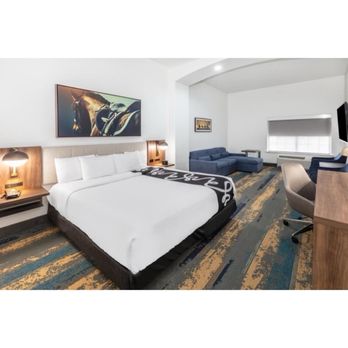 La Quinta by Wyndham Pharr North McAllen - What shows online to book for a DELUXE KING ROOM - Hotels Near Me - Pharr, Texas