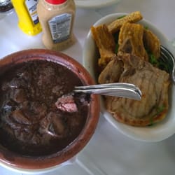 O Garimpo - O Garimpo - Feijoada with crispy pork rinds!
