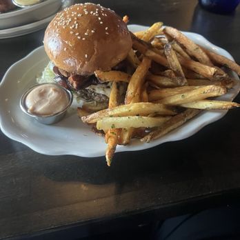 Losanti - Looks amazing but they OVERCOOKED the hell outta this burger - Steakhouses Near Me - Columbus, Ohio Losanti - Looks amazing but they OVERCOOKED the hell outta this burger - Steakhouses Near Me - Columbus, Ohio