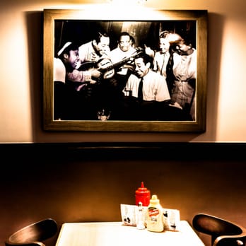 Mobster Diner - Nos tableaux présentent des musiciens et des artistes des années 1920 - Burgers Near Me - Paris, 75 Mobster Diner - Nos tableaux présentent des musiciens et des artistes des années 1920 - Burgers Near Me - Paris, 75