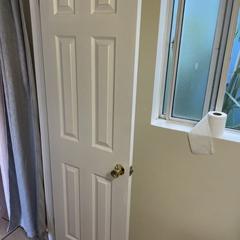 Villa Brasil Motel - Bathroom toilet, bathroom door, bathroom window - Hotels Near Me - Los Angeles, California Villa Brasil Motel - Bathroom toilet, bathroom door, bathroom window - Hotels Near Me - Los Angeles, California