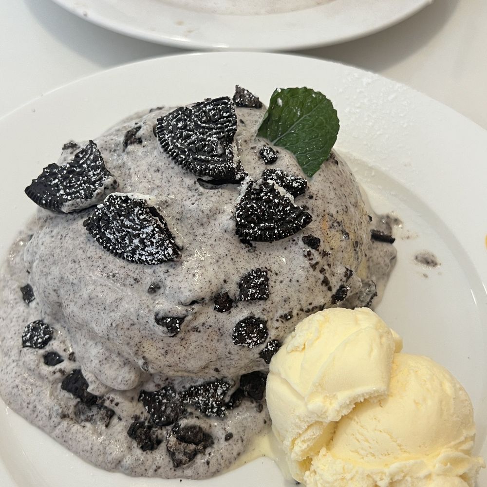 Fluffy Fluffy Dessert Cafe - Cookies & Cream Soufflé pancakes w/Vanilla ice cream - Desserts Near Me - Orlando, Florida