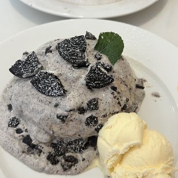 Fluffy Fluffy Dessert Cafe - Cookies & Cream Soufflé pancakes w/Vanilla ice cream - Desserts Near Me - Orlando, Florida Fluffy Fluffy Dessert Cafe - Cookies & Cream Soufflé pancakes w/Vanilla ice cream - Desserts Near Me - Orlando, Florida