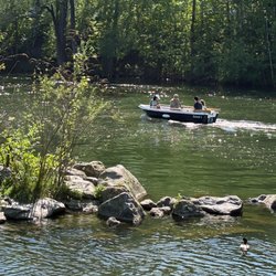 Augartenpark - Blick auf ein Boot auf der Mur, das Richtung Augartensteg fährt