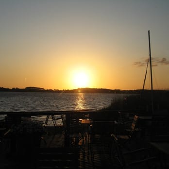 Cafe Knatter - Sonnenuntergang am Achterwasser - Blick von der Terrasse des Café Knatter - Cafes Near Me - Ückeritz, MV Cafe Knatter - Sonnenuntergang am Achterwasser - Blick von der Terrasse des Café Knatter - Cafes Near Me - Ückeritz, MV
