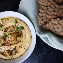 Robyn's Kitchen - Roasted garlic hummus