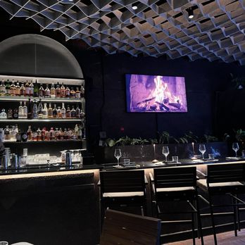 Dakota’s Steakhouse - Bar area - Steakhouses Near Me - Dallas, Texas