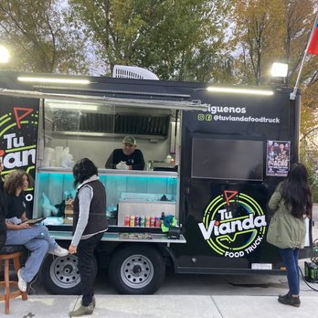 Tu Vianda Food Truck - people ordering food - Food Trucks Near Me Tu Vianda Food Truck - people ordering food - Food Trucks Near Me