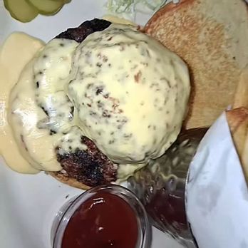 The Cheesecake Factory - Mc n cheese Burger - American Near Me - Oxnard, California
