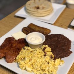 El Buen Gusto Restaurant & Bar - Desayuno Salvadoreño