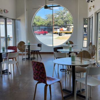 Bilia Eatery - Dining area - Breakfast & Brunch Near Me - Castle Hills, Texas