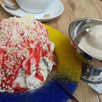 Valentino - Spaghetti Eis und zusätzlich eine Kugel Bier Eis, lecker - Ice Cream & Frozen Yogurt Near Me - Wiesbaden, HE