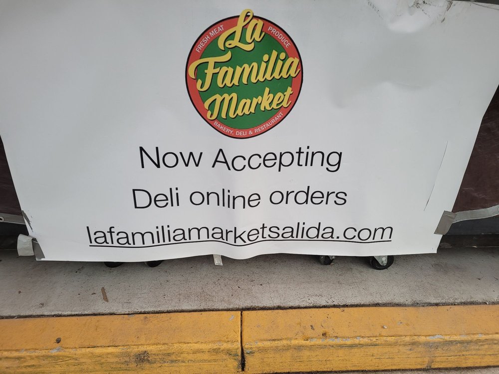 La Familia Market Logo