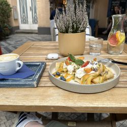 Láskáva - Cappuccino, crepes, still water with herbs and fruit