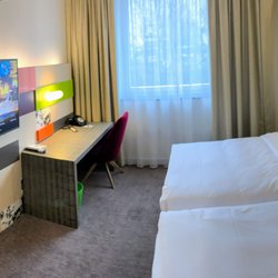 Pentahotel Wiesbaden - Mein kleines Doppelzimmer bietet mit seinem offenen Regal Stauraum für kurze Aufenthalte