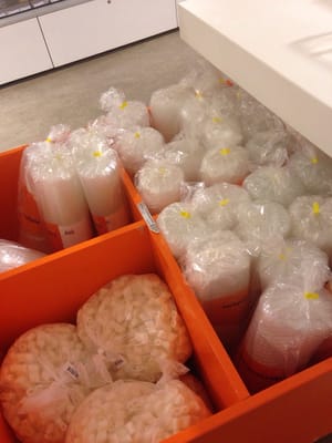 Photo of Postkantoor - Amsterdam, NH, NL. Bubbeltjes voor als je je pakketjes goed wilt inpakken