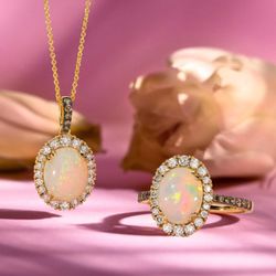 Belle Jewelers - The Magic of Le Vian Opals! 

Mesmerizing color. Timeless beauty. Le Vian Opals are truly one of a kind!...