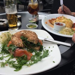 Blok 10 - En dat op een zaterdag middag. Heerlijke Bagel gerookte zalm en Wrap pittige gehakt.