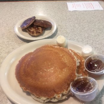 Full Moon Diner - Sausage links and 3 butter milk pancakes - American Near Me - Lake Bluff, Illinois
