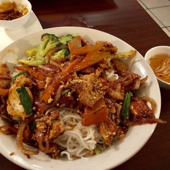 Pho Chau - Chicken lemongrass vermicelli - Vietnamese Near Me - Rochester, Minnesota Pho Chau - Chicken lemongrass vermicelli - Vietnamese Near Me - Rochester, Minnesota