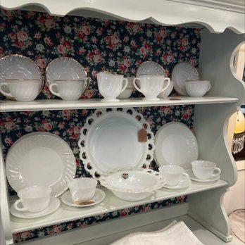 Dee Dee's Fine Vintage - Milk glass - Home Decor Near Me - Clawson, Michigan