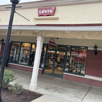 Levi’s Outlet Store - Men's Clothing Near Me - Clinton, Connecticut