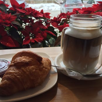 La Maison Smith - Latte à l'érable (Maple latte) and croissant. - Desserts Near Me - Quebec City, Quebec