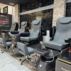 EMCHI Nail Salon - Luxury spa pedicure chairs, with customizable massage functions.