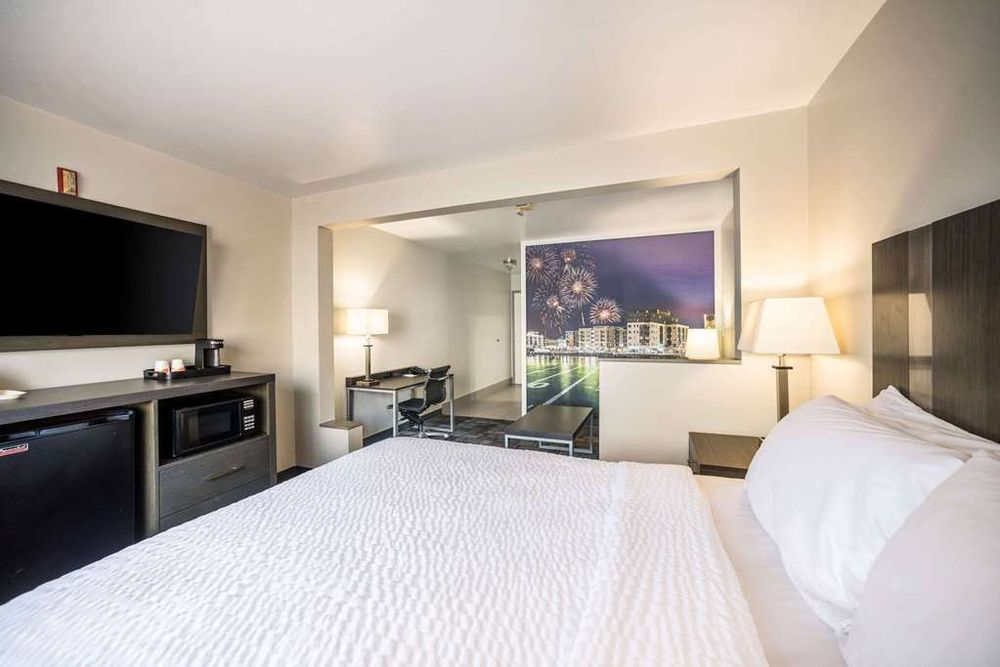 HOLIDAY INN GREEN BAY STADIUM Updated August 2024 36 Photos & 26