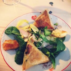 Cocotte Mons - Une entrée de la formule lunch du midi, ici végétarienne: Halloumi grillé, briouate épinard feta et salade de saison.