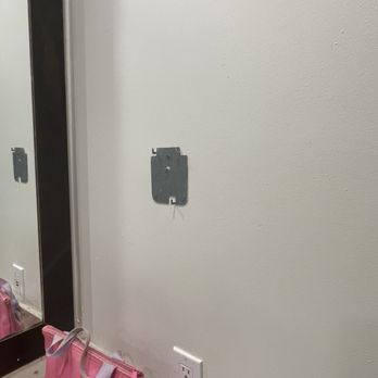Redondo Pier Inn - Missing hair dryer in the so-called "King" room - Hotels Near Me - Redondo Beach, California